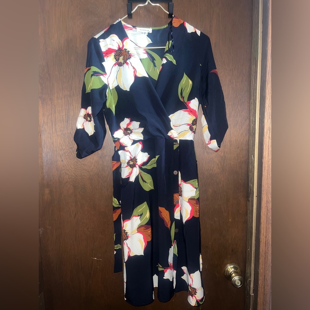 Quarter sleeve tropical dress with slit on one side.